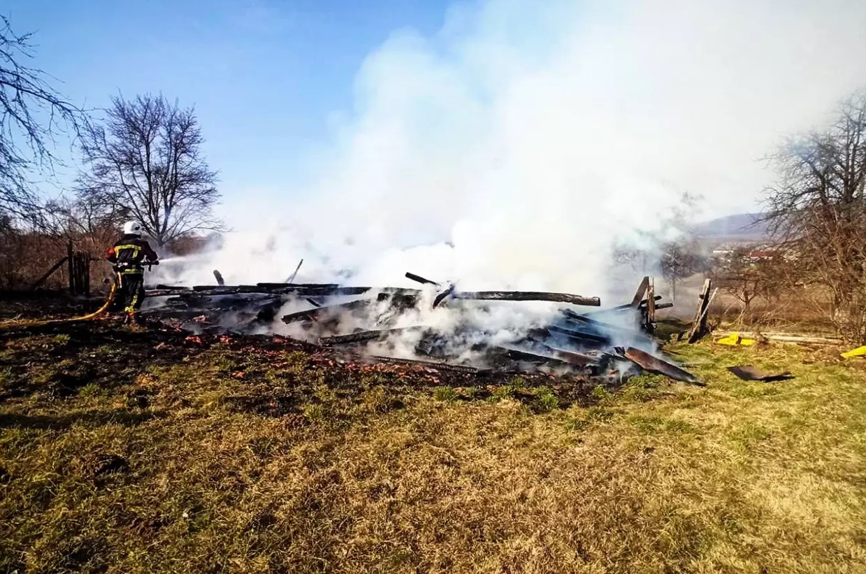 У Яблуневі на Мукачівщині, на обійсті "закордонного" власника згоріла надвірна споруда (ФОТО)