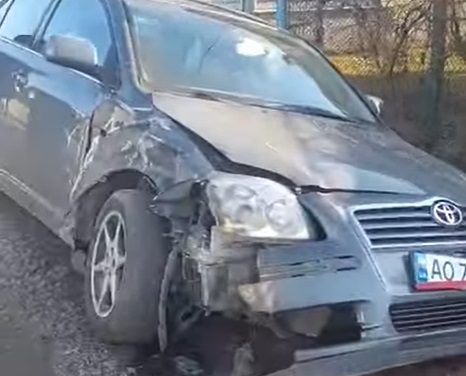 У Керецьках на Хустщині 70-річний водій Jeep Grand Cherokee протаранив два авто на узбіччі і "з переляку" втік (ВІДЕО)