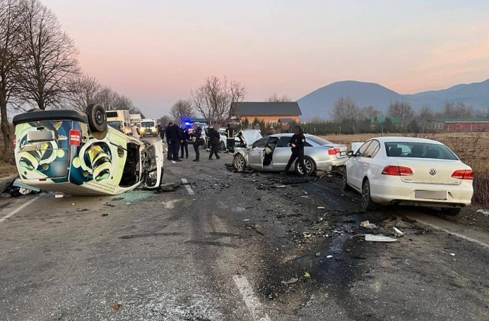 У поліції повідомили обставини "потрійної" ДТП в Тячеві, в якій загинуло двоє людей (ФОТО)