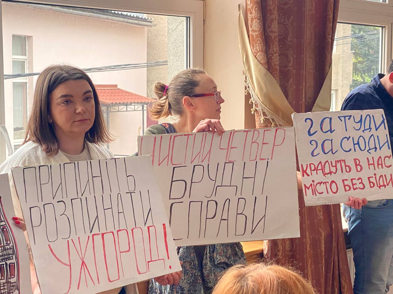 Через суспільний резонанс мер Ужгорода зняв з розгляду частину "інфраструктурних" проєктів рішень по землі (ФОТО)