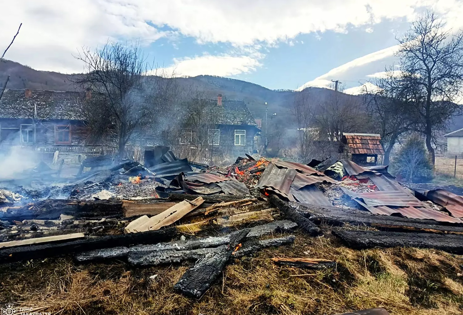У Жорнаві на Ужгородщині вщент вигоріла надвірна споруда на приватному обійсті (ФОТО)