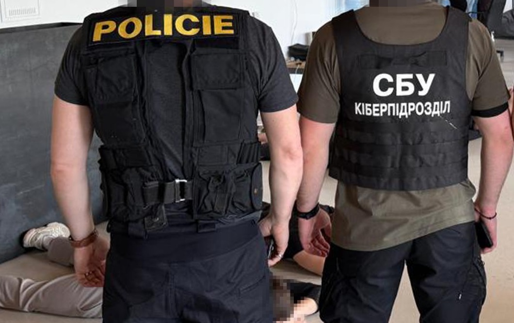 В Ужгороді за сприяння поліції Чехії викрили підпільний кол-центр, в якому працювало 70 операторів (ФОТО, ВІДЕО)