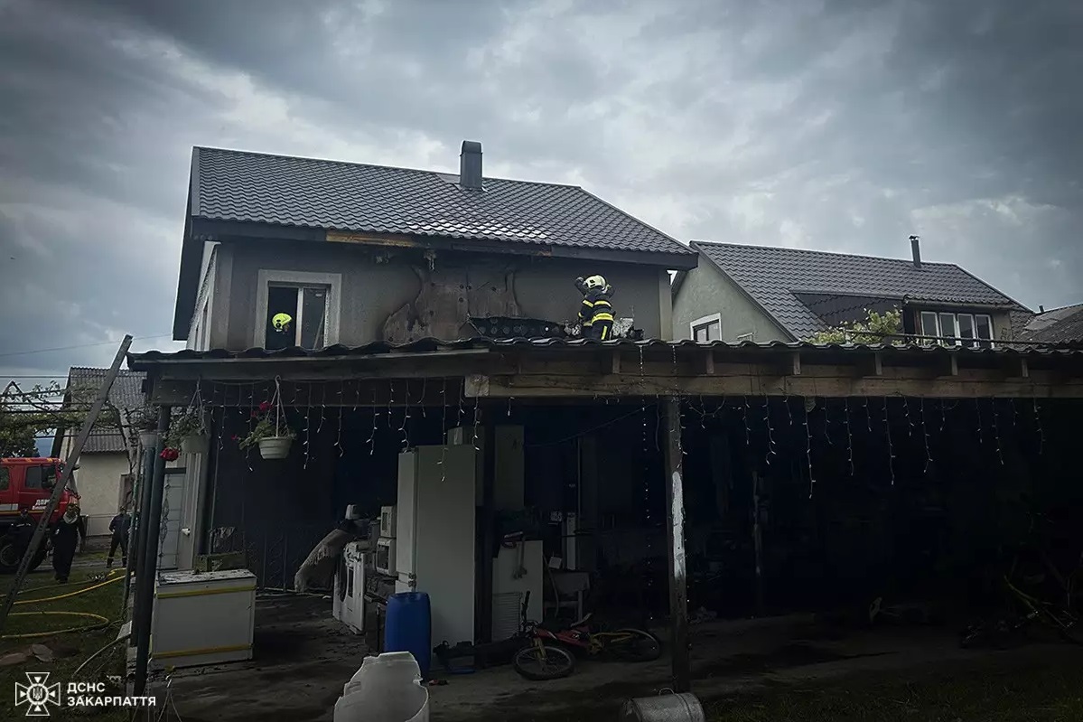 У Буштині від прибудованої тераси ледь не згорів будинок (ФОТО)