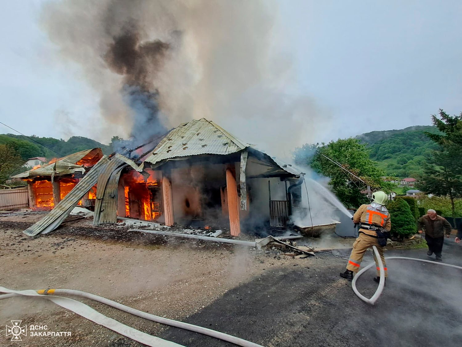 У Глибокому Потоці на Тячівщині вигоріла надвірна споруда площею понад 70 кв. м (ФОТО)