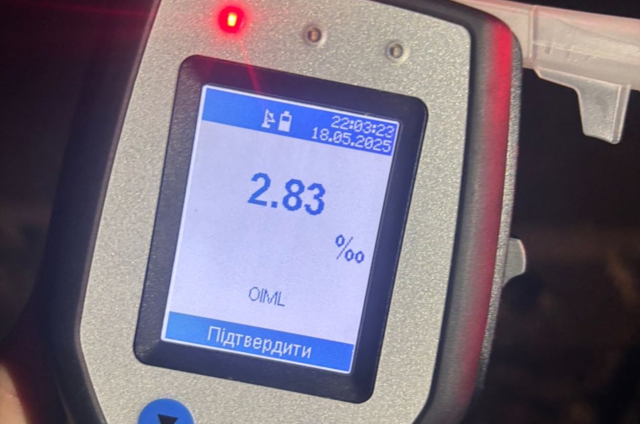 У Залужжі Мукачівської громади у 14 разів п'яніший за "норму" і "бездокументний" водій понівечив авто і бордюр (ФОТО)