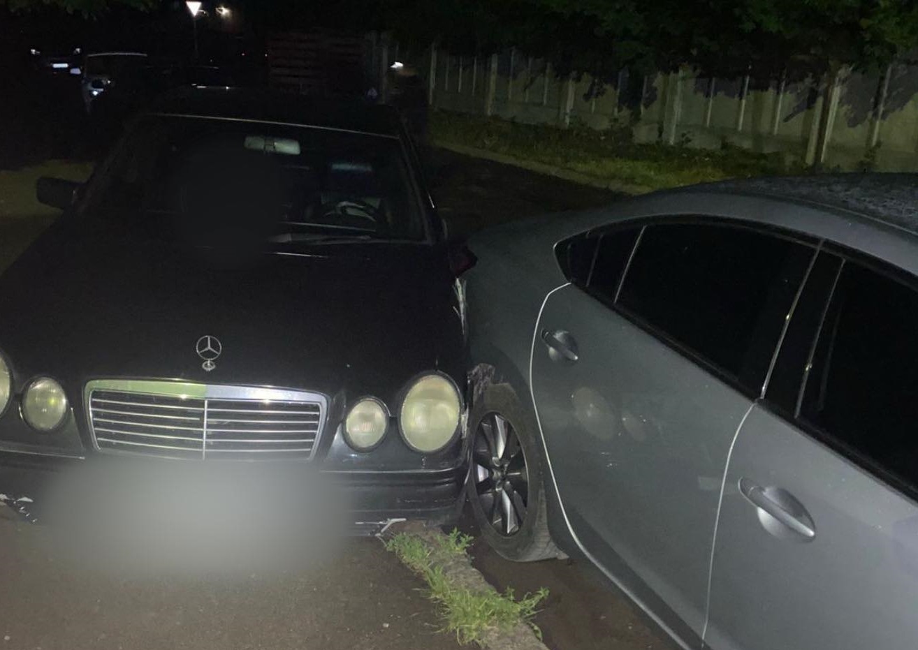 В Ужгороді "безправний" водій "під кайфом", в'їхав на "Мерседесі" в припарковане авто і втік (ФОТО)