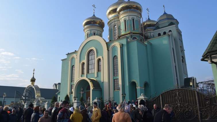 Суд у Хусті призначив жінці, що втягла своїх малолітніх доньок у жебракування, замість 4 років ув'язнення 1 "умовний" рік