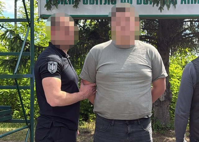 На Закарпатті митник вирішив заробити на "контрабанді" "ухилянтів" за кордон (ФОТО, ВІДЕО)