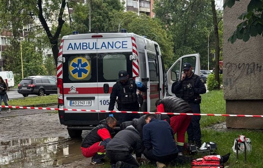 В Ужгороді 16-річний студент покінчив з життям, вистрибнувши з 6 поверху гуртожитку (ВІДЕО)