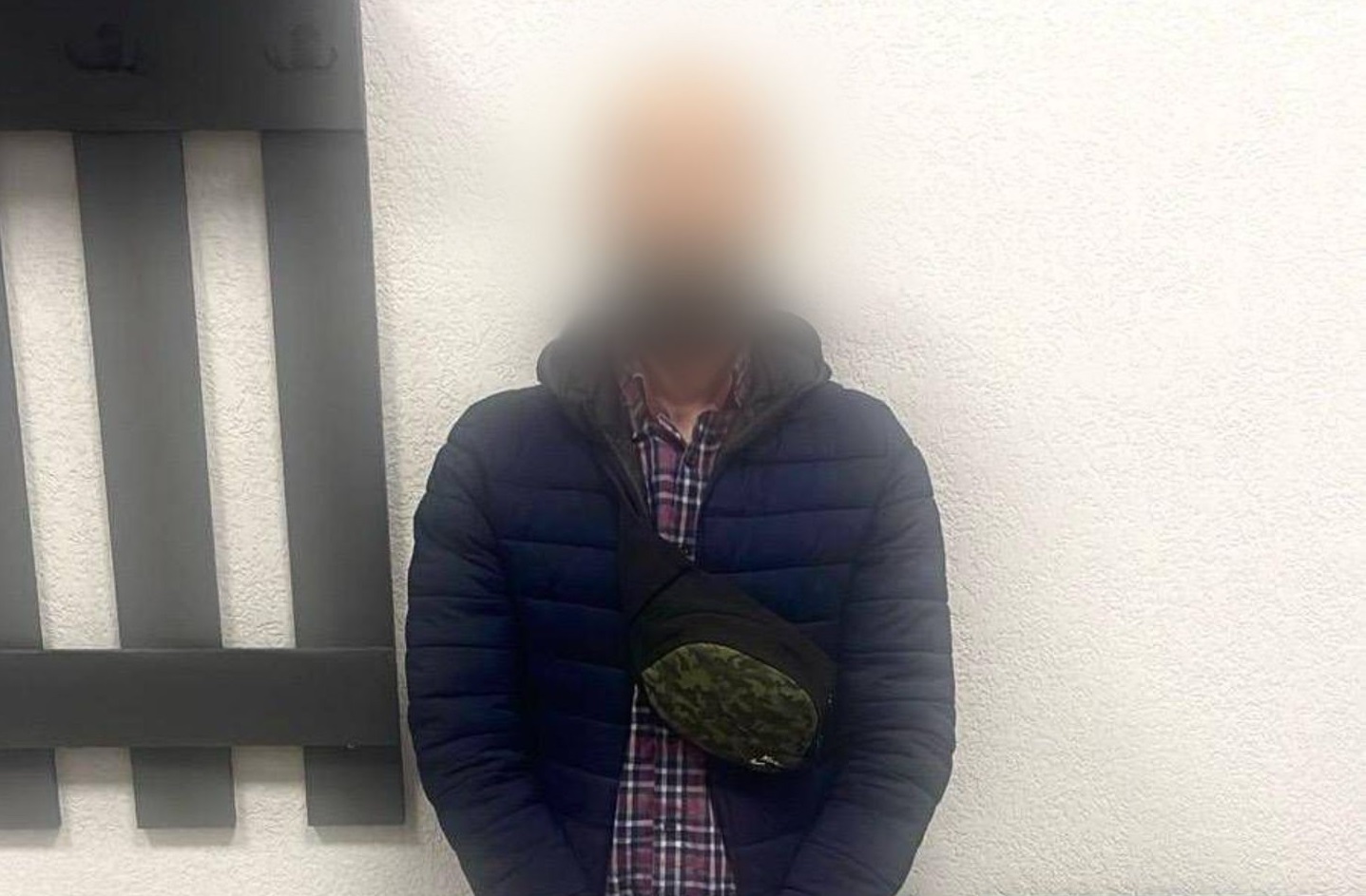 У Мукачеві під час сварки через огорожу чоловік вистрілив з пістолета у шию сусідові (ФОТО)