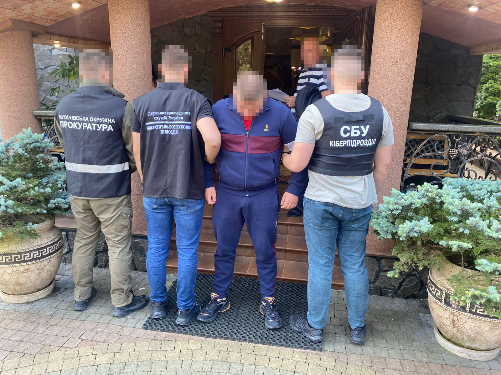 Трьом мешканцям Мукачівщини повідомлено про підозру в організації незаконного переправлення "ухилянтів" через кордон (ФОТО)