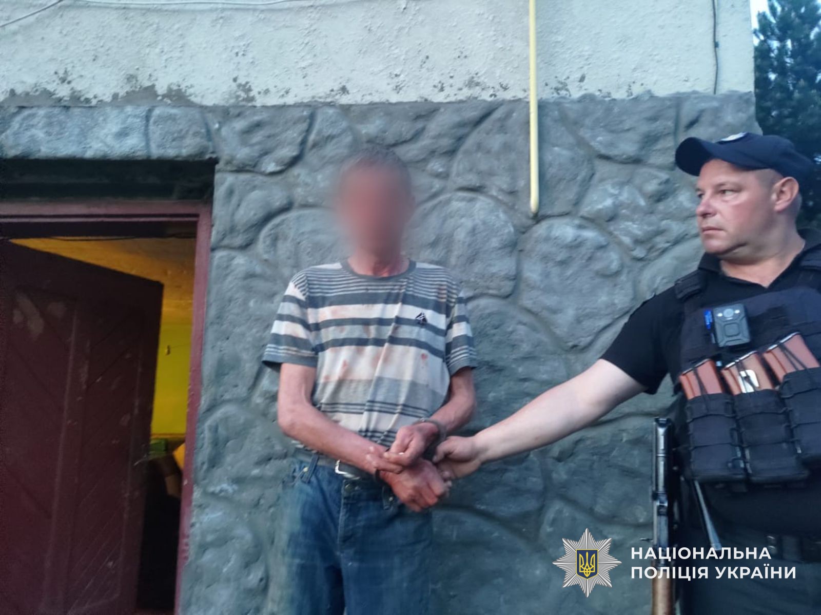 59-річний чоловік з Майдана Міжгірської громади під час "п'яної" сварки вбив ножем у шию свого 36-річного сина (ФОТО)