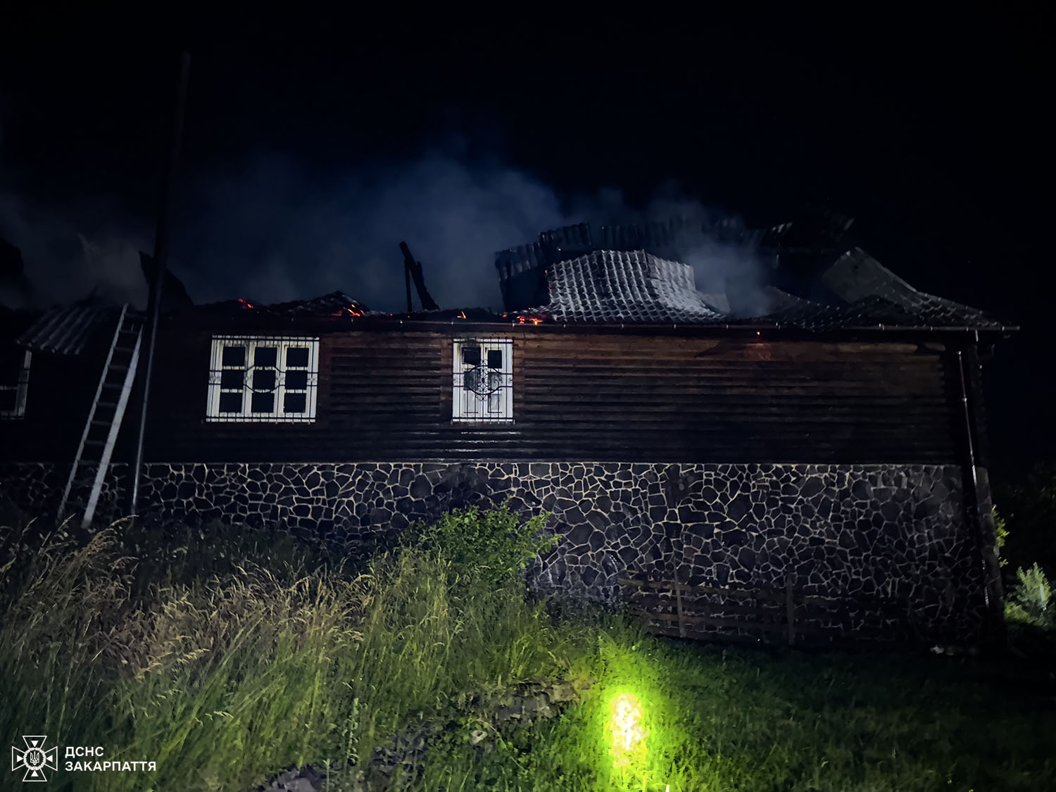 У Середньому Водяному на Тячівщині вигорів дерев'яний поверх 2-поверхового будинку (ФОТО)