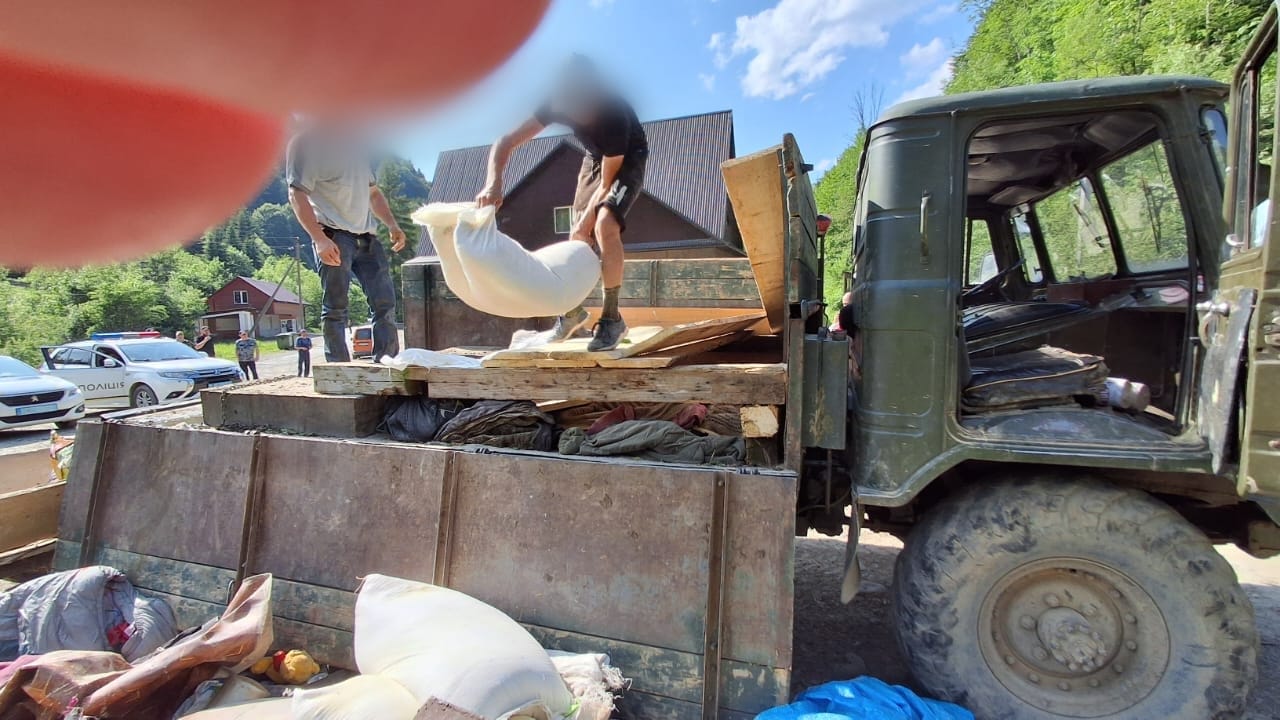 У Лугах на Рахівщині для перевезення "ухилянтів" у кузові вантажівки з худобою облаштували подвійне дно (ФОТО, ВІДЕО)