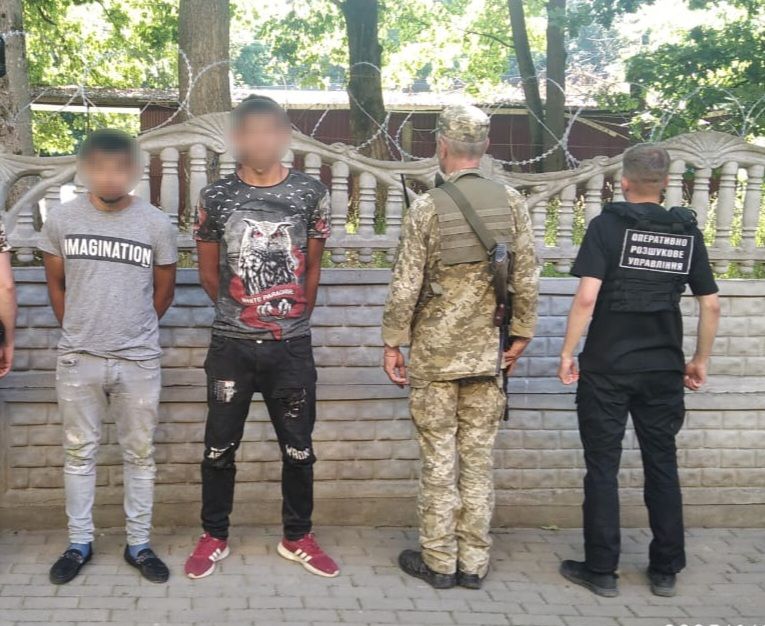 На околиці Ужгорода з пострілами затримали трьох бажаючих нелегально потрапити до Словаччини (ФОТО)