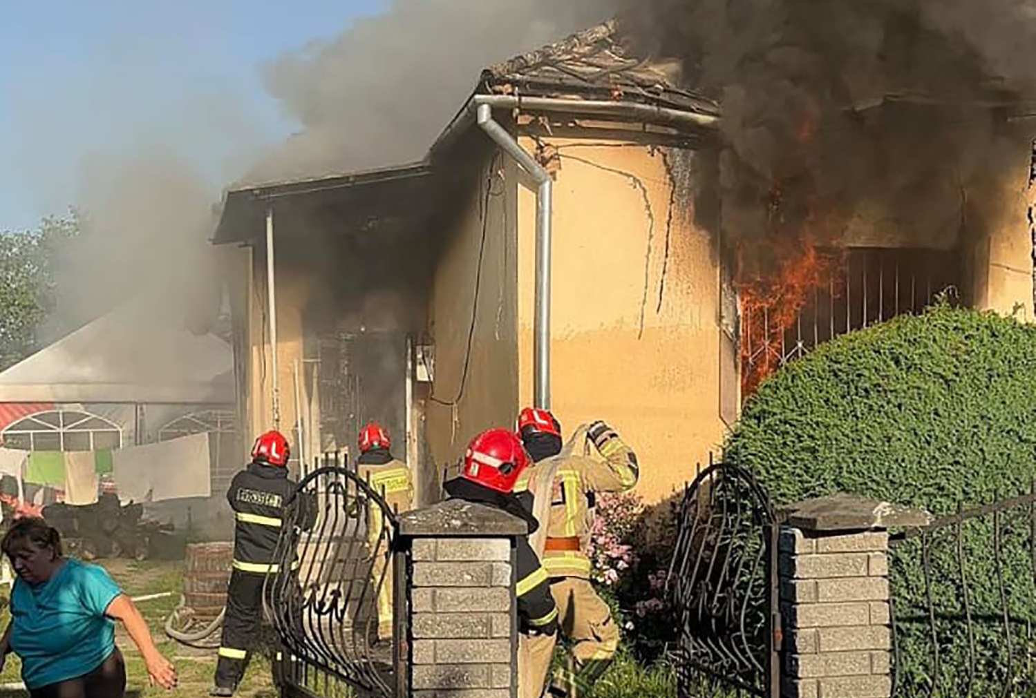 У Холмці на Ужгородщині, поки жінка поралася в городі, загорівся будинок (ФОТО)