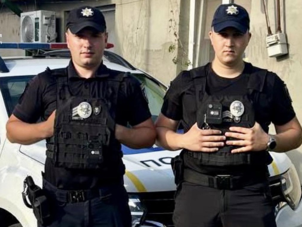 У Мукачеві патрульним довелося допомагати дівчині, яка різала вени на руці (ФОТО)