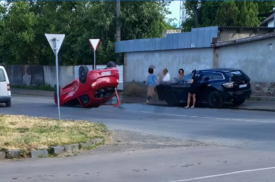 В Ужгороді внаслідок зіткнення 3-х авто одне, з двома дітками у салоні, перекинулося на дах (ФОТО)