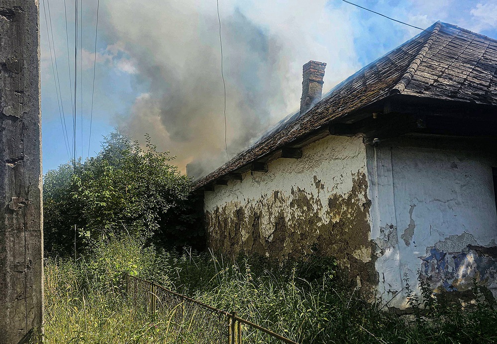 У приужгородських Оноківцях вогонь з покинутого будинку перекинувся на сусідську оселю (ФОТО)