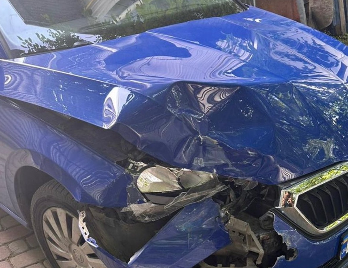 В Ужгороді позбавлений права керування та п'яний водій вчинив ДТП і втік (ФОТО)