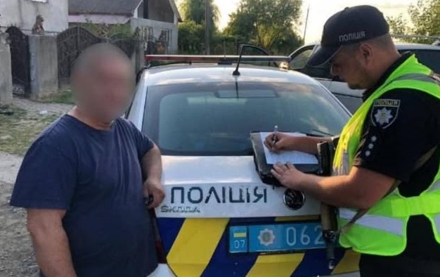 У Часлівцях на Ужгородщині чоловік викинув у кювет мішок з цуценятами (ФОТО)