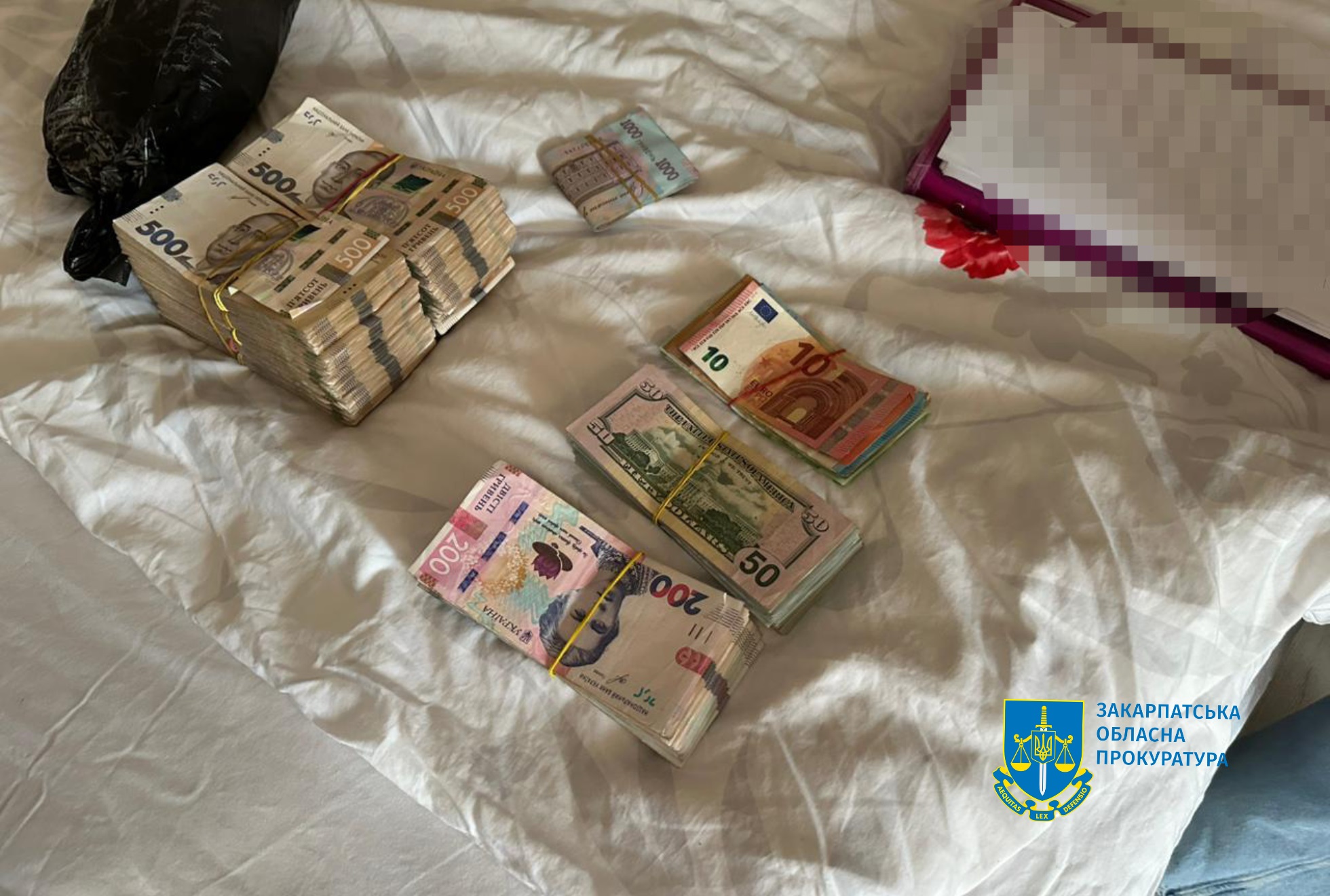 На Тячівщині викрили корупційну схему зі сприяння у виготовленні закордонних паспортів (ФОТО)