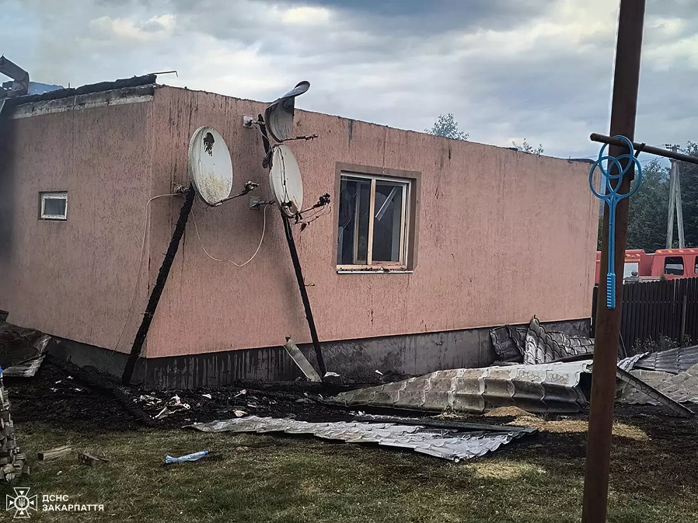 У Керецьках на Хустщині згоріли житловий будинок, літня кухня та дровітня під спільним дахом (ФОТО)