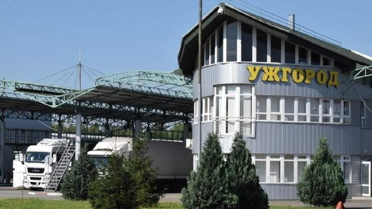 Суд в Ужгороді покарав працівницю митниці за хабарництво штрафом