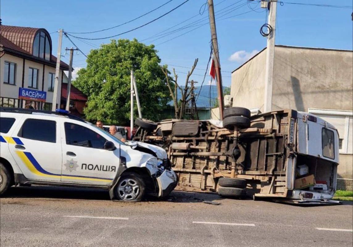 Поліція розповіла про обставини зіткнення свого службового Renault з мікроавтобусом Mercedes у Солотвині на Тячівщині (ФОТО)