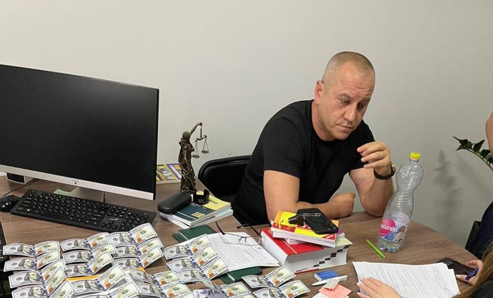 Головний "кадровик" Закарпатської обласної дитячої лікарні і адвокат Печунка заробляв на "ухилянтах", оформляючи "липові" інвалідності (ФОТО)

