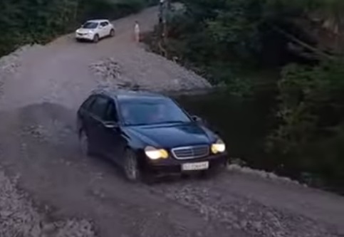 На місці зруйнованого мосту між Жденієвом і Підполоззям облаштували тимчасову переправу (ВІДЕО)
