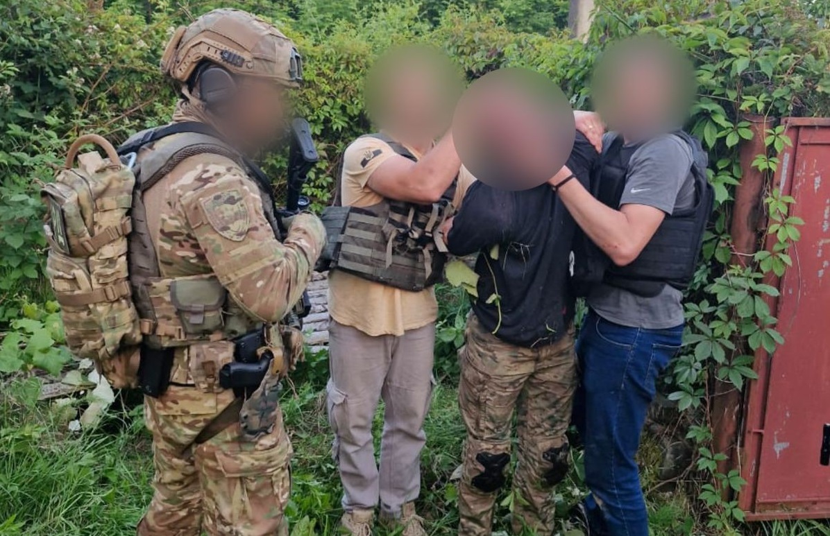 Увечері середи житель приужгородської Сторожниці під час сварки завдав численних ножових поранень місцевому підприємцю та втік (ФОТО)