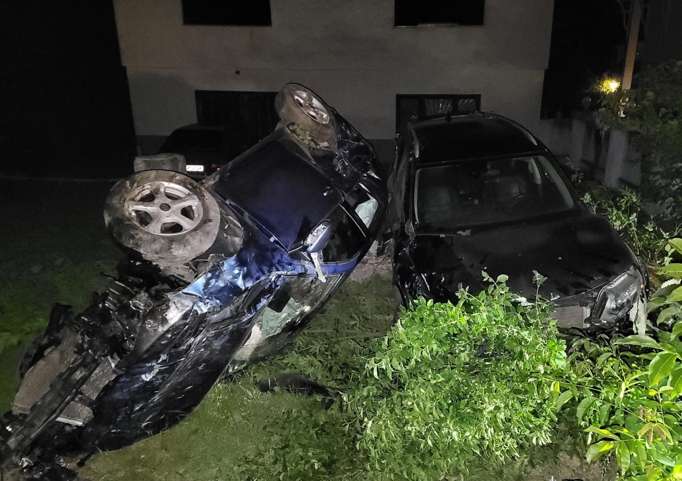 У Драчині Свалявської громади п'яний водій Volkswagen-а врізався в Nissan на узбіччі, постраждали пасажири (ФОТО)