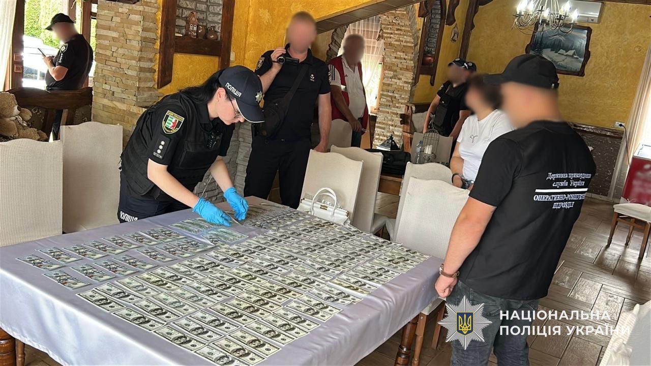 Сімейну лікарку з Тячівщини затримали за торгівлю фіктивними довідками про інвалідність для виїзду за кордон (ФОТО)