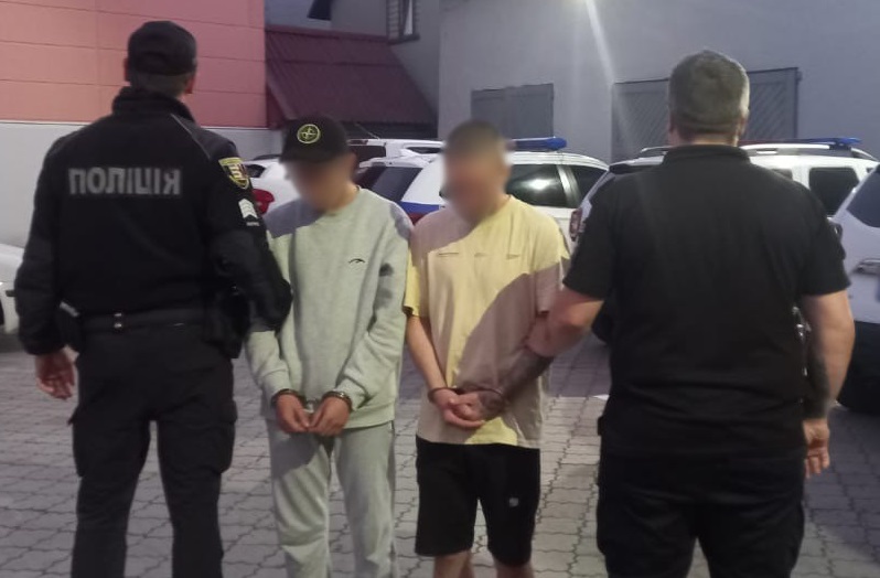 Поліція затримала 18-річного та 29-річного закарпатців, які зґвалтували 15-річну дівчину, з якою разом розпивали алкоголь (ФОТО)