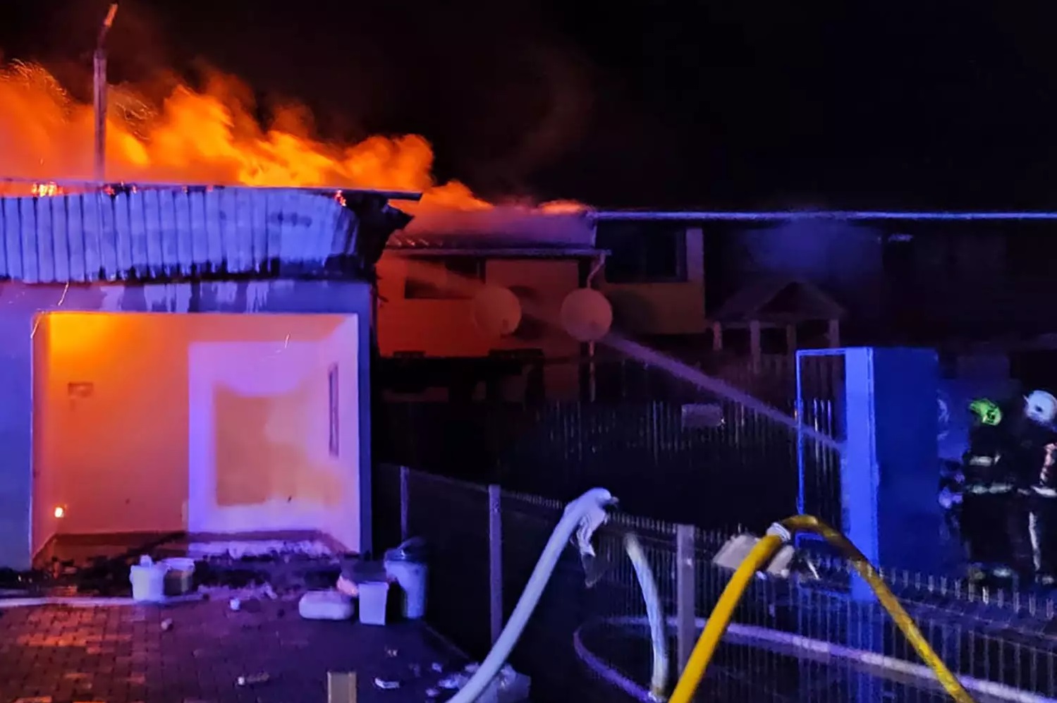 У Солотвині вночі горіла база відпочинку (ФОТО)