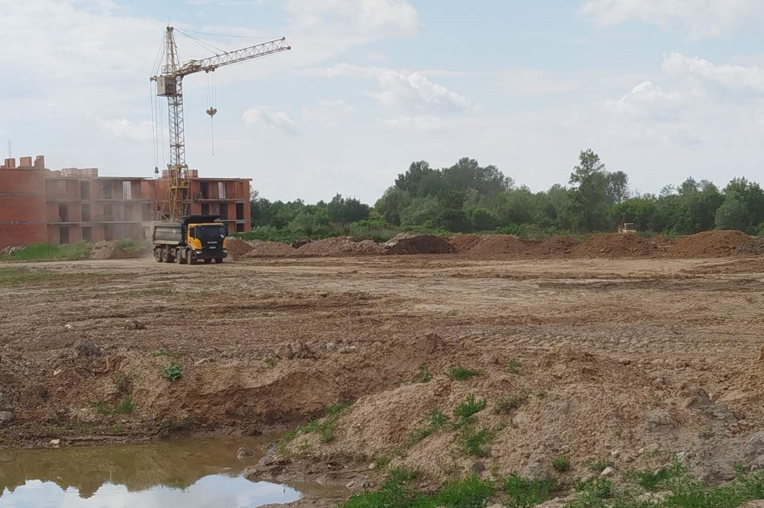 Обіцяні під парк "Чорні озера" в Ужгороді продовжують засипати сміттям (ФОТО, ВІДЕО)