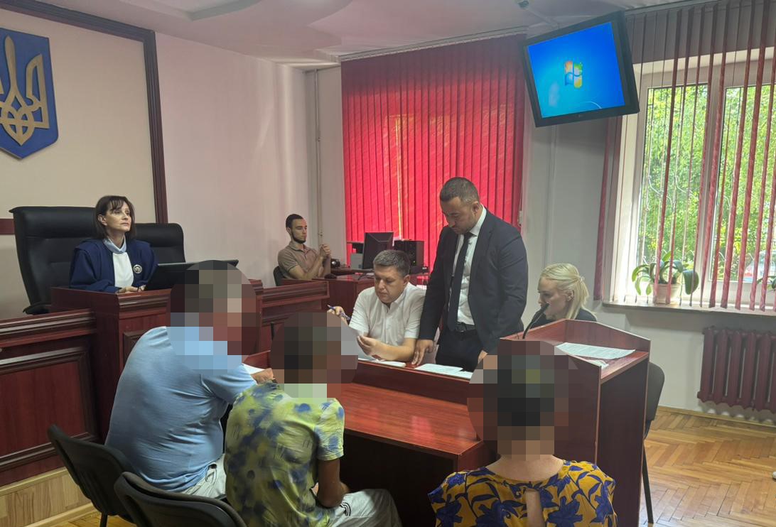 Підлітків, яких підозрюють у зґвалтуванні жінки у Мукачеві, взяли під варту (ФОТО)