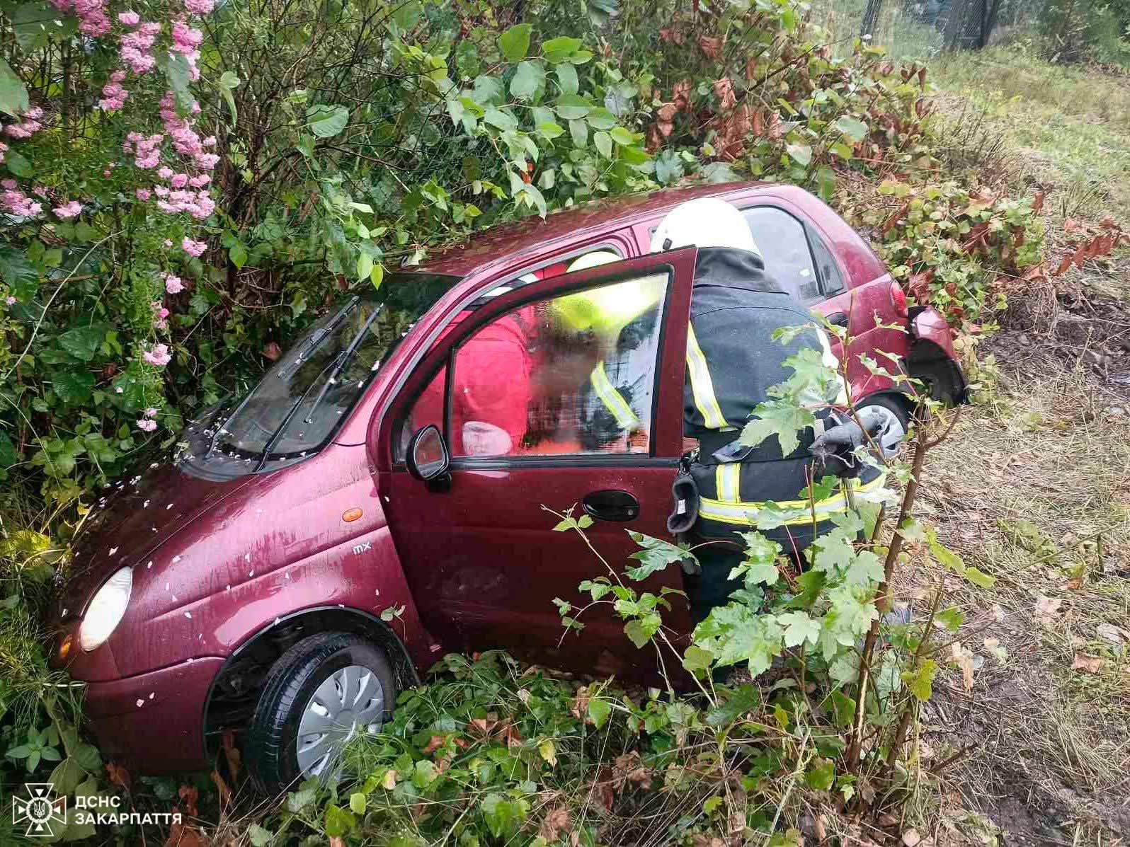 У Рахові Daewoo Matiz злетів у кювет (ФОТО)
