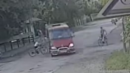 На Хустщині діти ледве не потрапили під мікроавтобус: водій дивом уникнув трагедії (ФОТО)