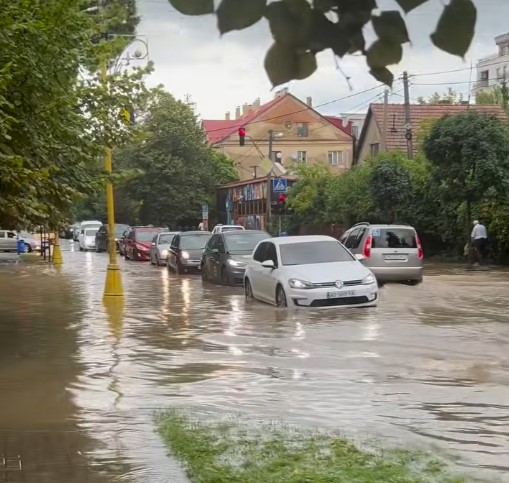 Злива затопила Ужгород: вулиці перетворилися на річки (ФОТО)