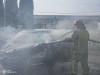 В Ужгороді біля СТО загорівся автомобіль: водій не встиг доїхати до майстра (ФОТО)