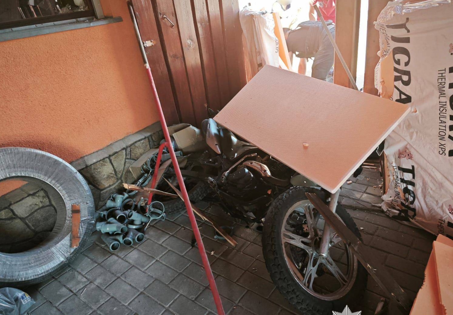 У Великих Лучках на Мукачівщині, влетівши в прибудову магазину на узбіччі, загинув мотоцикліст (ФОТО)