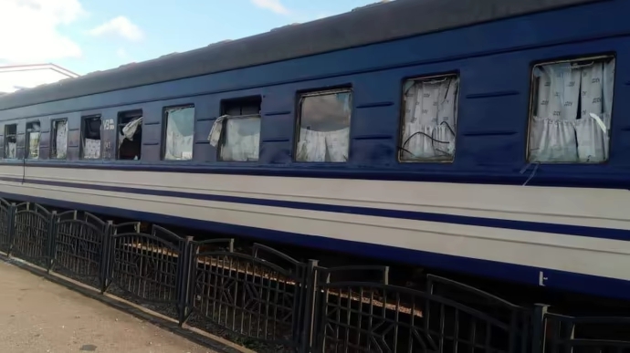 Унаслідок російського удару по залізничному вокзалу в Сумах: пошкоджено потяг "Харків – Ужгород"