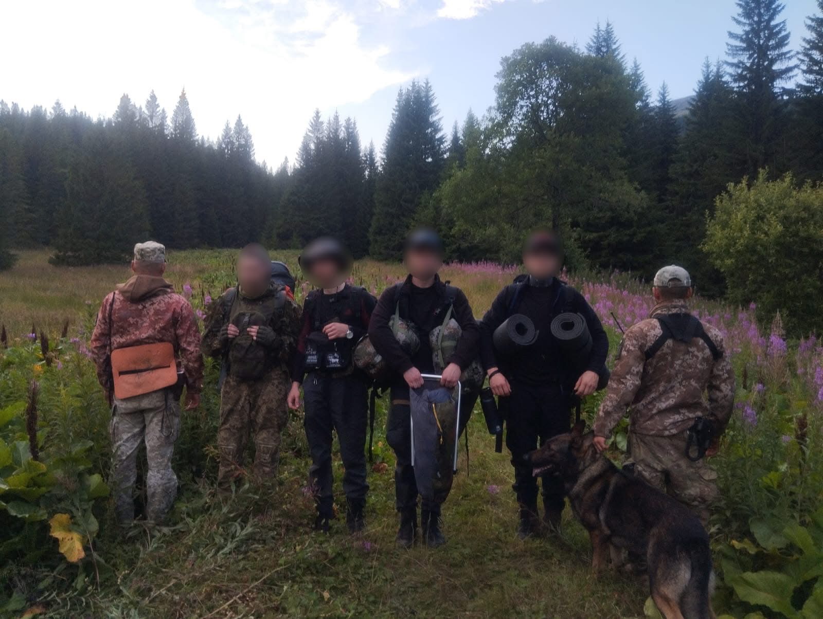 На Закарпатті службовий пес допоміг затримати чотирьох порушників на кордоні з Румунією (ФОТО)