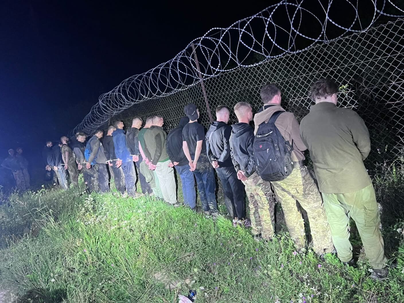 На Закарпатті затримали 19 чоловіків, які намагалися незаконно перетнути кордон зі Словаччиною (ФОТО)