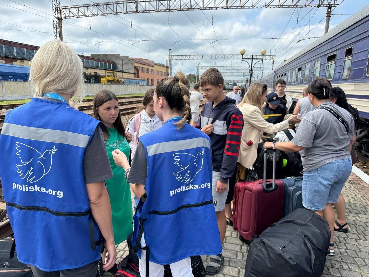 До Мукачева прибув евакуаційний потяг з жителями Донеччини та Дніпропетровщини (ФОТО)