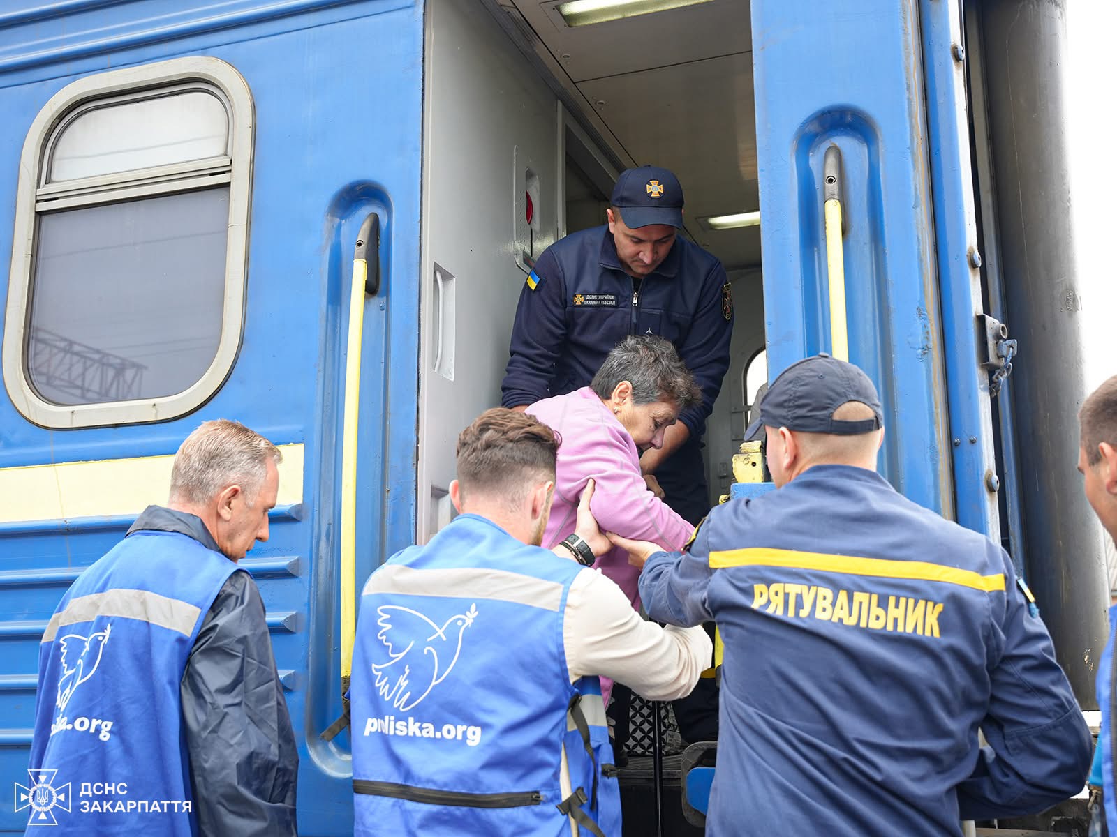 До Мукачева прибув евакуаційний потяг з Дніпропетровщини (ФОТО)