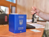 Інспектора пункту «Чоп» оштрафували за пропуск жінки з чужим паспортом