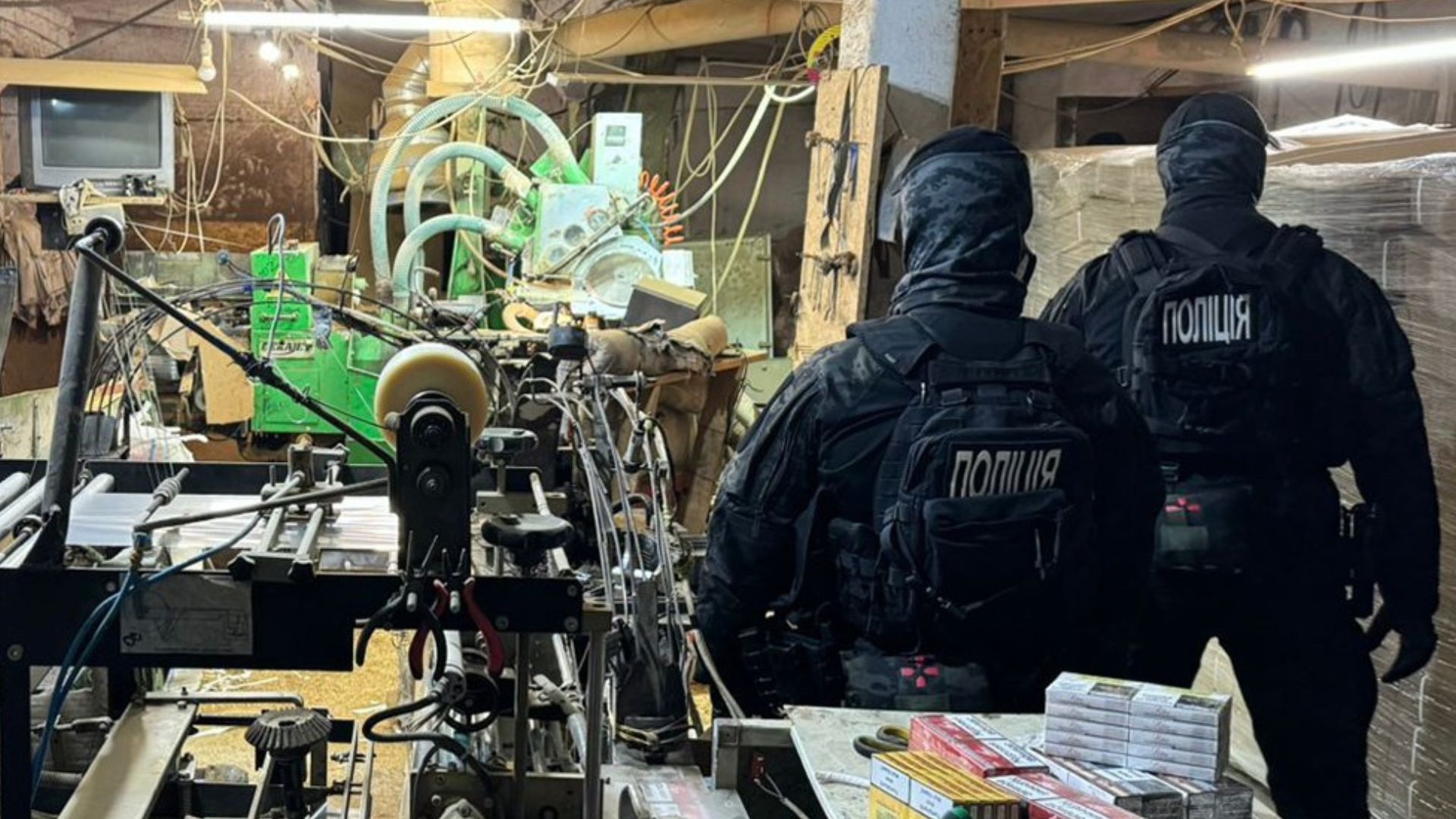 На Закарпатті викрили підпільний тютюновий цех у занедбаній стайні (ФОТО)